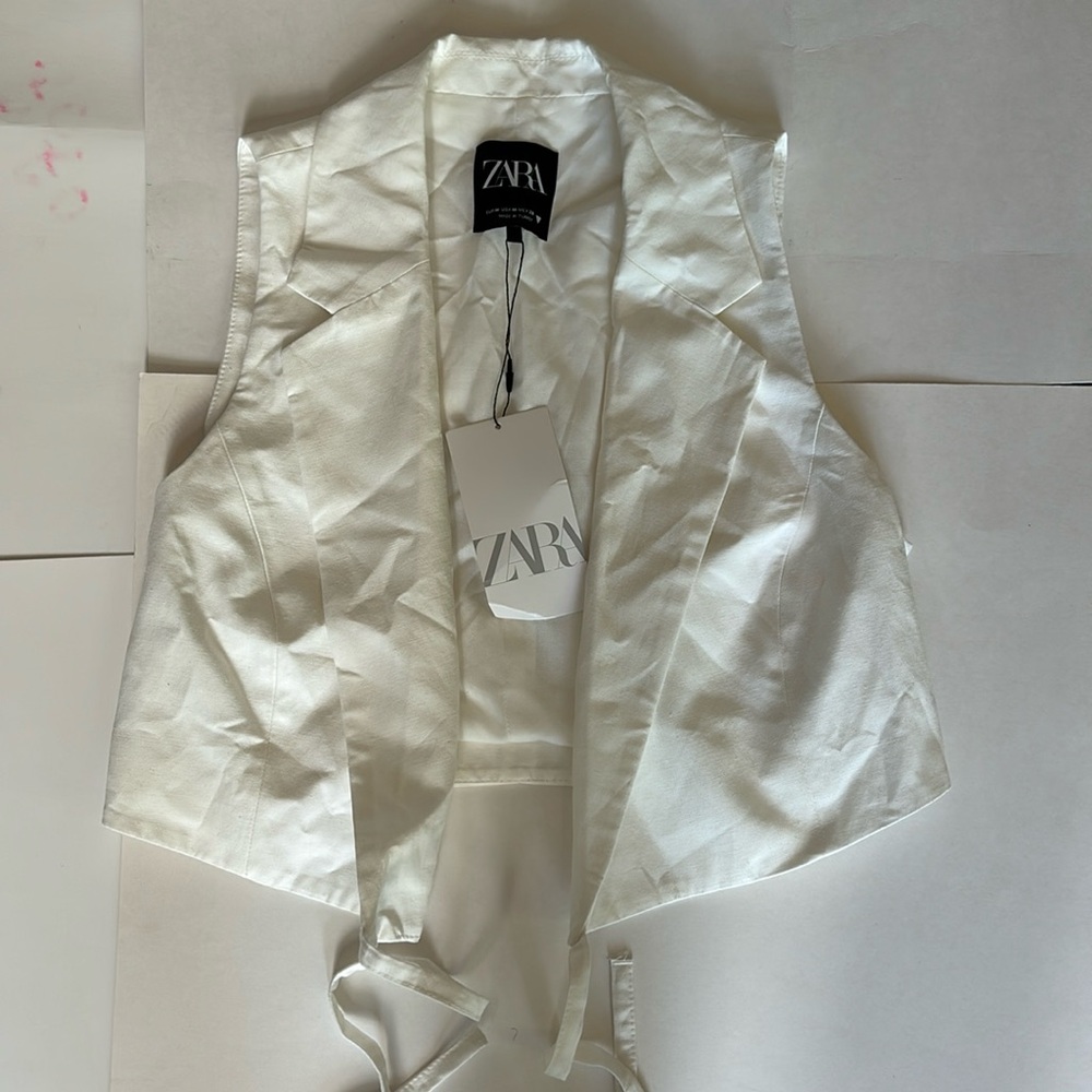 Zara - Size M - NWT White crop top !!